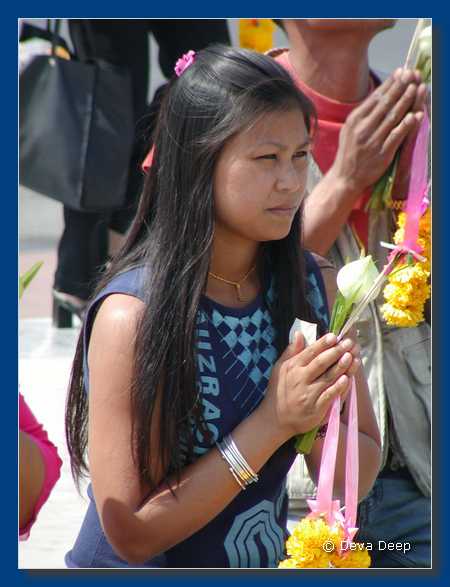 Korat Thao Suranari Memorial girls 20030115b